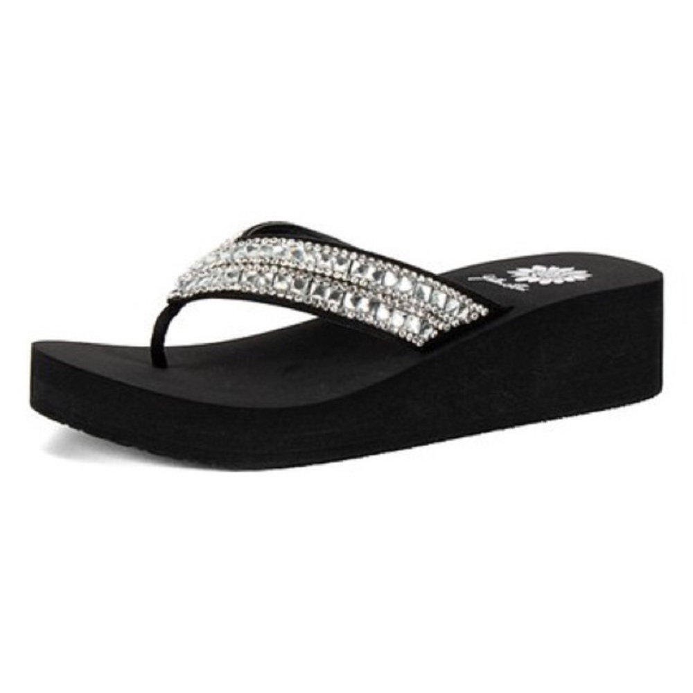 Yellow box flip flops Vaniza color Clear NEW IN BOX Medium width. FIRM PRICE